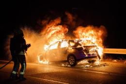 Si schianta e l'auto prende fuoco