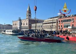 Scontro in Bacino di San Marco: il  motoscafo recuperato dai vigili del fuoco