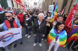 Centinaia in piazza per dire “Pace”