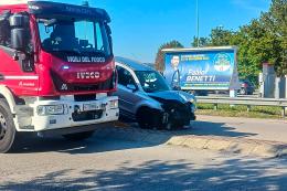Contro il palo: auto distrutta