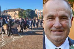 L'ultimo abbraccio del paese a Lino