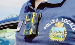 Agenti in strada alla sera dotati di taser e bodycam
