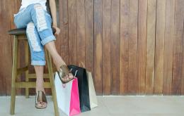 Rubano nel negozio poi tentano di bruciare la refurtiva: fermate due borseggiatrici 