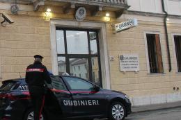 Rompe a calci l'auto dei carabinieri