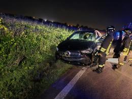 Vola fuori strada per evitare il frontale: finisce in ospedale