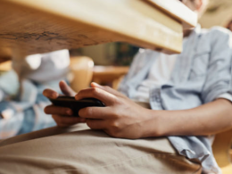 Cellulare in classe: il prof denuncia, risarcimento da 400 euro