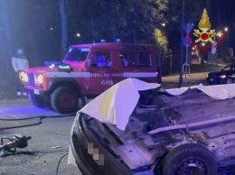 Muoiono tre giovani in un terribile schianto