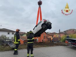 Schianto contro una casa, poi l'auto nel fossato