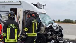 Si bloccano i freni,  tir provoca incidente in autostrada