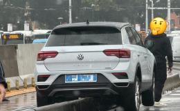 Parcheggia a cavallo del cordolo spartitraffico per far scendere la moglie, traffico in tilt