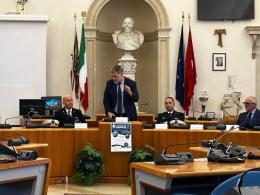 Una città stretta intorno al mare