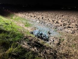 Moto si schianta su un'auto, grave un 29enne