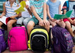 Lega il bimbo e appende borsa al collo