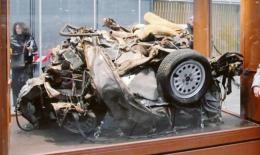 In piazza i resti dell’auto di Falcone