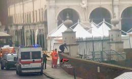 Si butta nel fossato, un carabiniere la salva