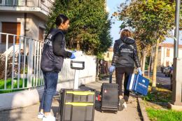 Precipita dal palazzo, trovato morto in giardino