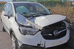 In auto in ciclabile, vettura trafitta da un palo