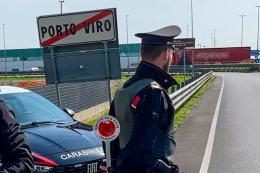 Ai domiciliari per stalking, aveva armi e divise