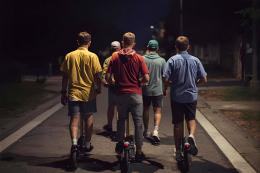 Massacrato di botte dalla gang del monopattino