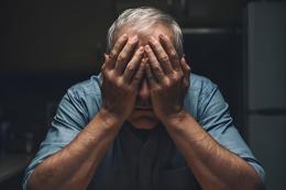 Papà segregato in casa da moglie e figlio