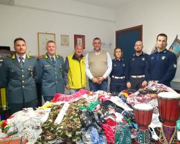 Gli articoli sequestrati finiscono in beneficenza