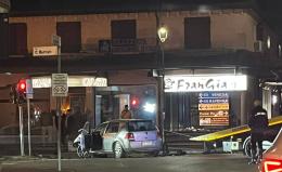 Si schianta all'incrocio, paura in centro