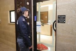 Pistola alla tempia e rapina: assalto alla gioielleria