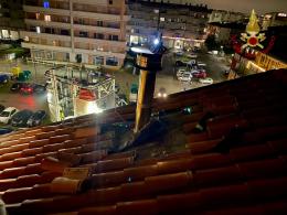 Fiamme sul tetto, paura in centro