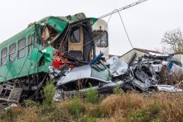 Treno contro una bisarca, cinque feriti, danni e paura