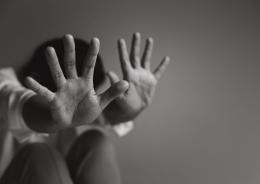 Paura in piazza: una 16enne rompe il silenzio