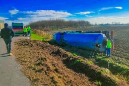 Autocisterna ribaltata, paura e soccorsi