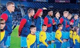 Davide mano nella mano con i suoi idoli 