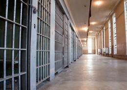 Litiga e chiede di tornare in carcere
