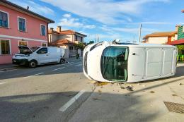 Spaventoso frontale, furgone scagliato via