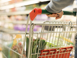 Mascara nascosto nelle castagne: cassiera sospesa