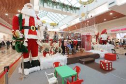 Gli elfi di Babbo Natale tra le vetrine