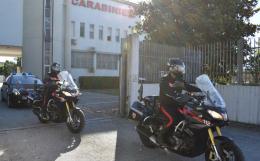 Minaccia di lanciarsi nel vuoto, salvata