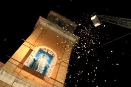 Sguardi in alto per l’infiorata