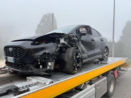 Scontro tra due auto nella nebbia