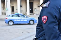 Ruba al supermercato, poi aggredisce un poliziotto: arrestato