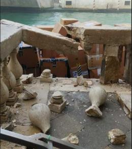 Ruba una barca piena di pacchi e si schianta a Rialto