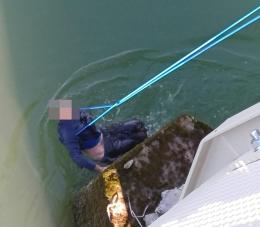 Uomo salvato dalle correnti dell'Adige