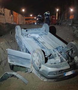 Auto vola sul cantiere e si ribalta