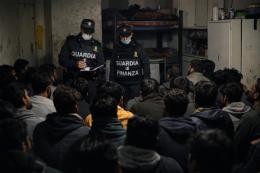 &ldquo;Dormitorio-lager&rdquo; scoperto dalla Finanza