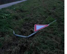 Corrono in curva, due auto fuoristrada