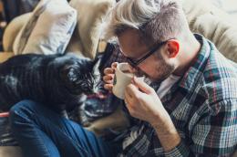 Invitano uno sconosciuto ad entrare, resta con loro per 45 anni