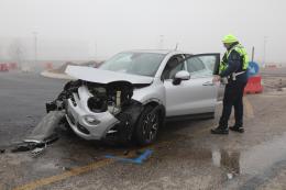 Schianto nella rotatoria del cantiere, tre feriti