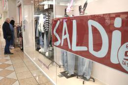 Tutti a caccia di saldi: "Pi&ugrave; clienti che a Natale"