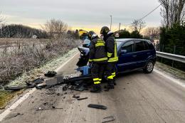 Spaventoso frontale sulla strada ghiacciata