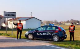 Era nascosto nel cortile della ex, armato